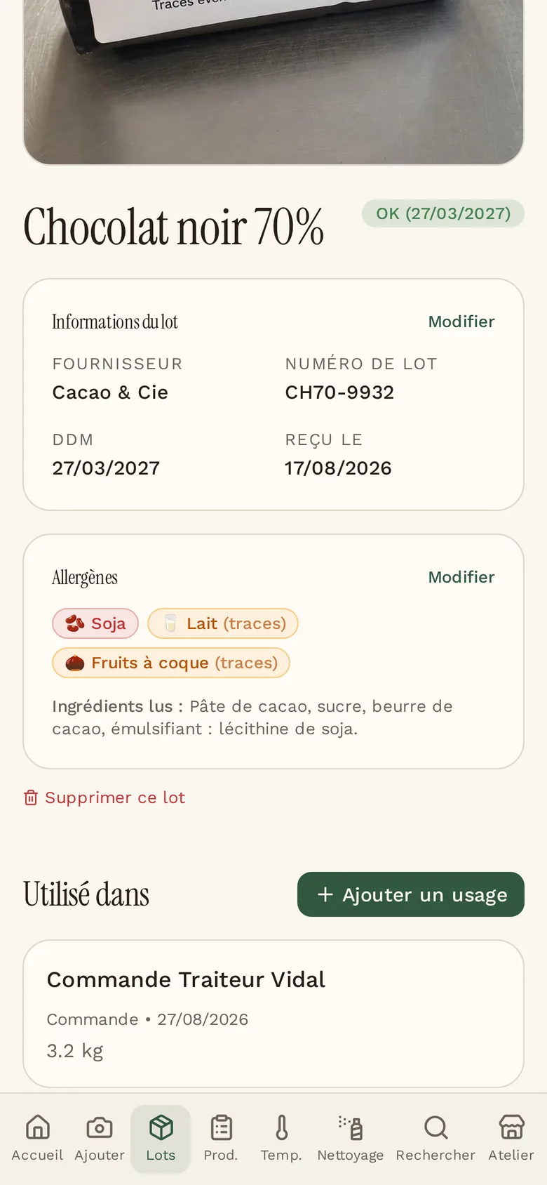 Fiche d'un lot de chocolat noir : photo de l'étiquette, fournisseur, numéro de lot, DDM et allergènes détectés